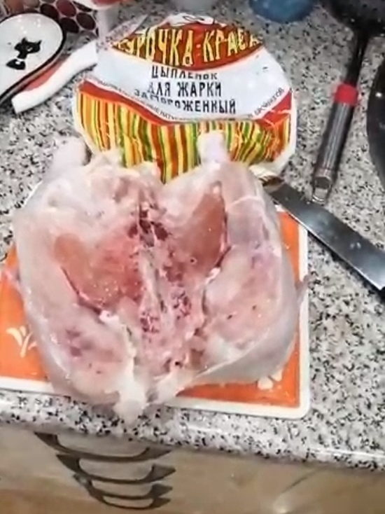 Житель Надыма купил в «Магните» курицу со льдом и следами от шприца