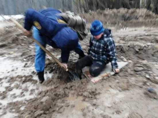 Глиняный плен: мимо ребенка, провалившегося в яму в Пудоже, взрослые проходили равнодушно