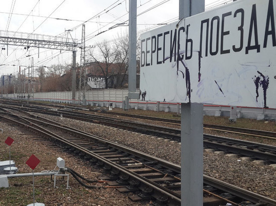 А все потому, что гражданину помешали спокойно спать между рельсами