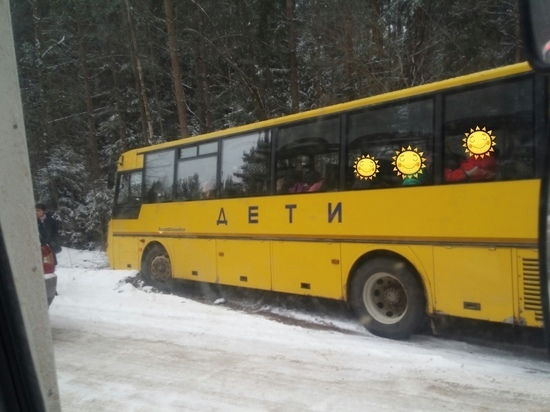 В Кирове автобус с детьми съехал в кювет