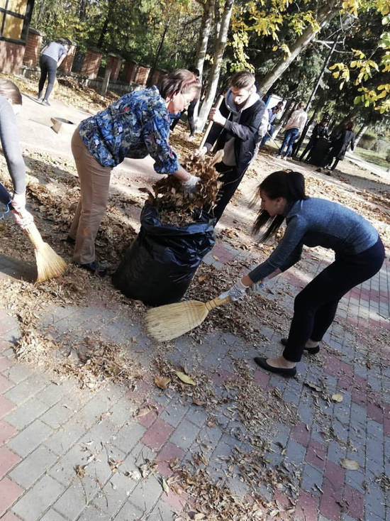 В Железноводске молодые активисты очистили мемориалы Вечной славы