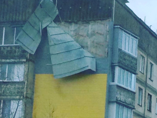 Ветер повредил фасад многоэтажки в Бийске