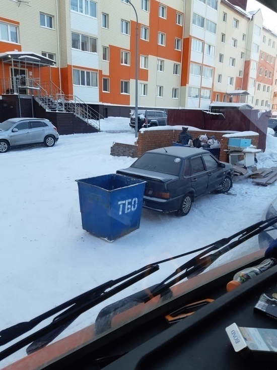 В Тарко-Сале машину заблокировали мусорным контейнером