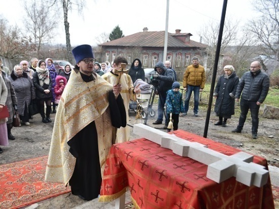 Крест установлен во время работ по восстановлению въездных ворот в храм
