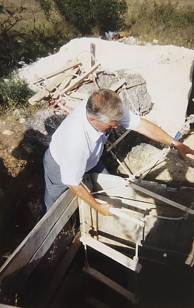 Загадка дыры: как пенсионеры раскопали подземную пирамиду 
