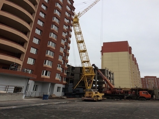 В Оренбурге башенный кран снова стоит ровно