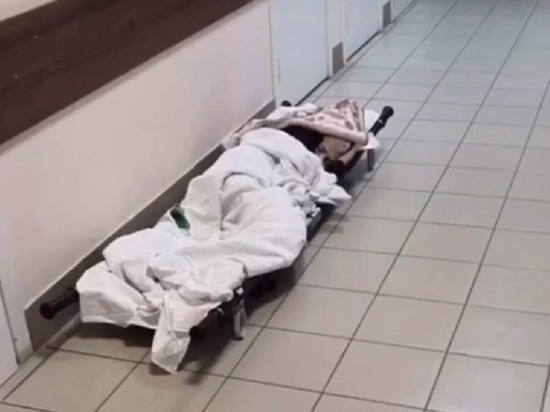 В Орске женщина, лежа на полу, ожидала томографию