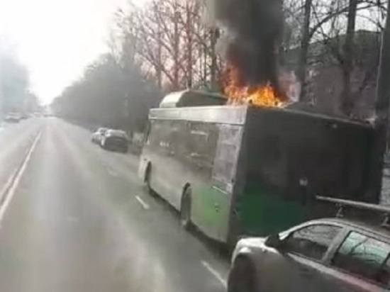 На юго-западе Екатеринбурга загорелся автобус