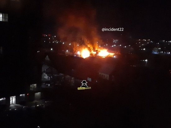 Взрыв спровоцировал пожар в одном из домов Барнаула