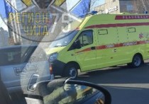 Водитель Toyota Succeed утром 11 ноября не пропустил автомобиль скорой помощи с включенными спецсигналаими на перекрестке улиц Шилова и Нагорной в Чите