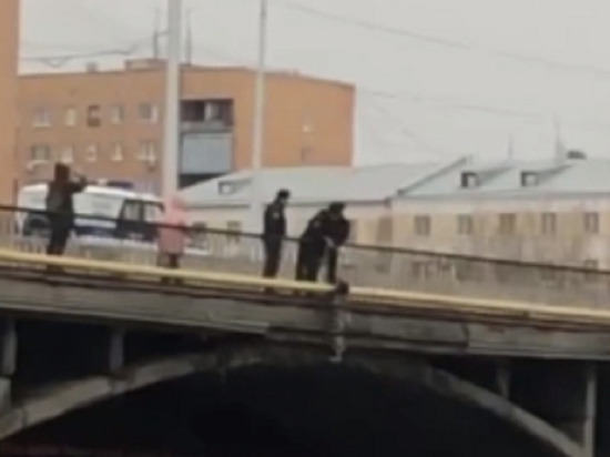 Шутники повесили на Макаровскмй мост в Екатеринбурге муляж трупа из мусора