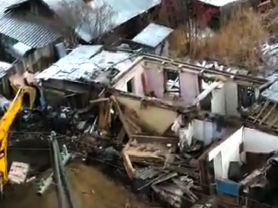 Строители в Николаевке закапывают мусор от снесенных домов: красноярцы негодуют