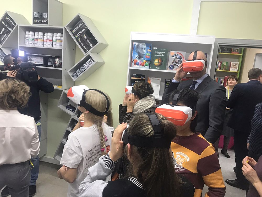 Зона отдыха и робот Федор: в Муравленко открылась библиотека нового поколения