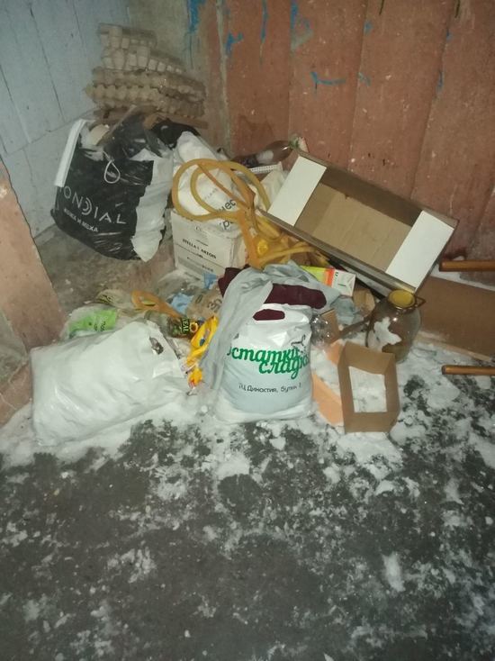 Неизвестные выбрасывают мусор к подъезду дома в Надыме