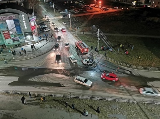 В Копейске Mercedes снес два десятка машин во дворе и загорелся