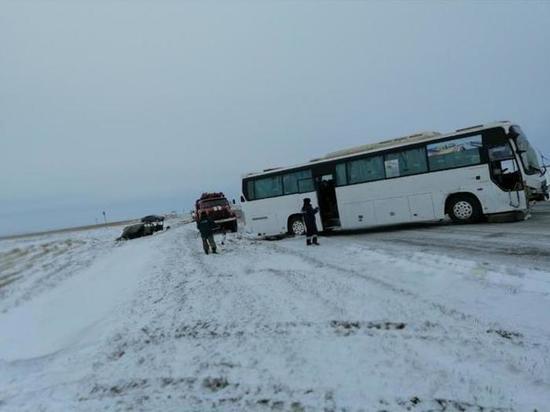 Под Назарово автобус столкнулся с «буханкой»: есть пострадавшие