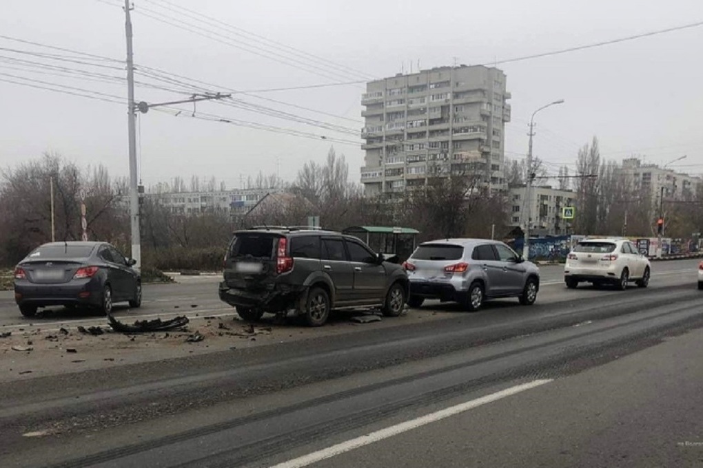 Происшествия волгоград. ДТП Кировский район Волгоград. ДТП Волгоград Кировский район 11.11.2021. 11 Ноября авария в Кировском районе Волгограда. Кировский Волгоград происшествия.