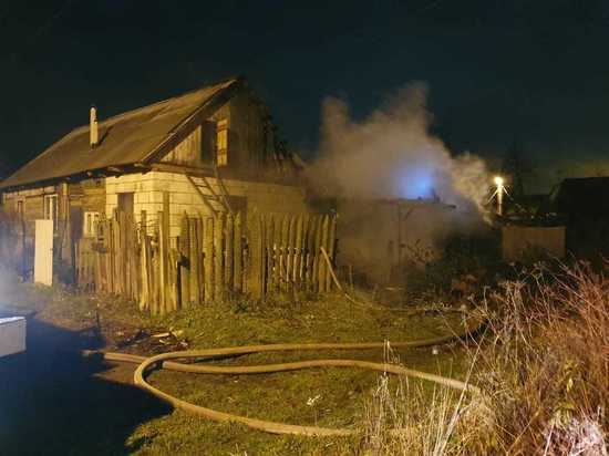 В Рославле сгорела баня и чуть не сгорел жилой дом
