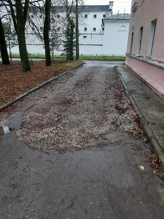 Рядом с домом в центре Пскова больше двух лет не могут восстановить дорогу