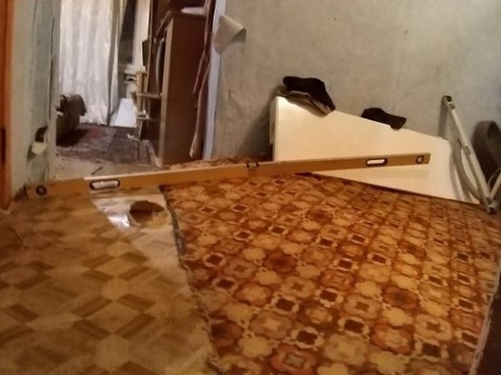 Жителей аварийного дома в Ноябрьске оставили в мороз без горячей воды