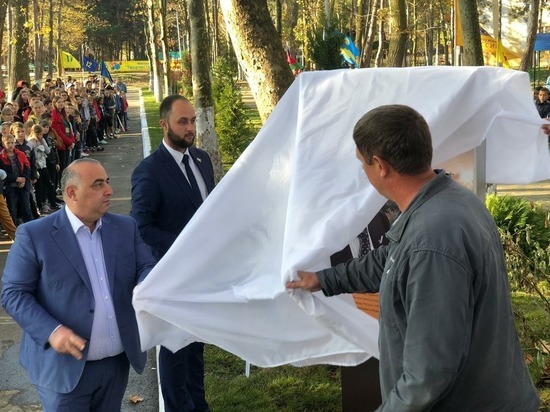 В Анапе открылась аллея в честь экс-зампредседателя свердловского заксобрания, курировавшего "Поезд здоровья"