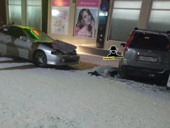 Водитель за рулем Honda насмерть сбил женщину и протаранил машины в Барнауле