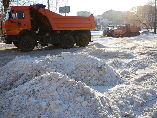 Последствия снегопада в Свердловской области ликвидирует три сотни машин