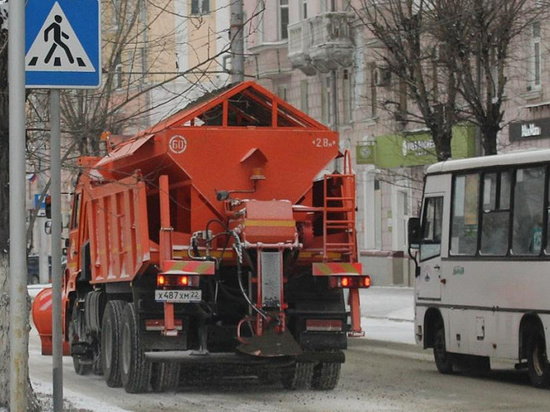 Снегопад вызвал дорожный коллапс в Барнауле