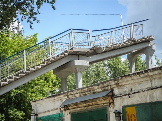 На Семафорной построят новый виадук: старый мост снес пьяный водитель