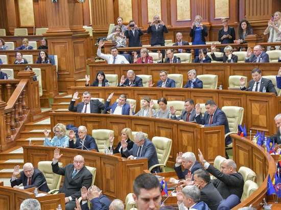 Парламент Молдовы отправил правительство Санду в отставку Парламент Молдовы отправил правительство Санду в отставку