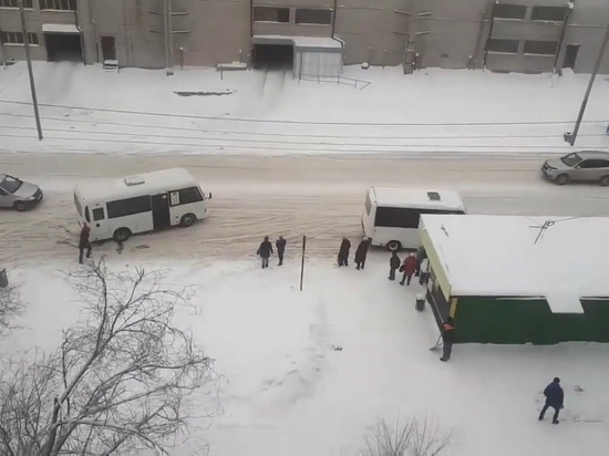 В Барнауле из-за гололеда пассажиры помогают автобусам отъехать с остановки