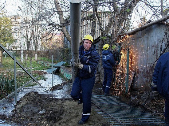 Четыре детсада в Краснодаре останутся без воды из-за незаконного гаража, мешающего ремонту