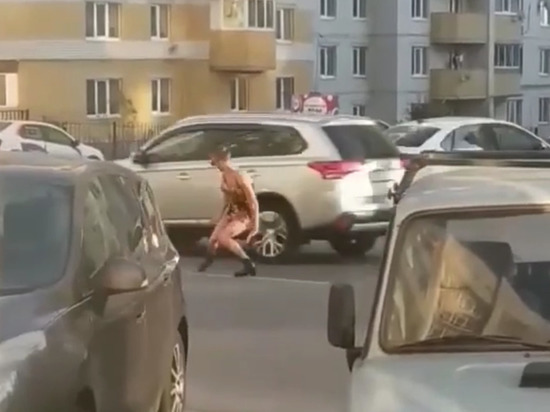 Воронежец станцевал в женском платье и на каблуках посреди дороги