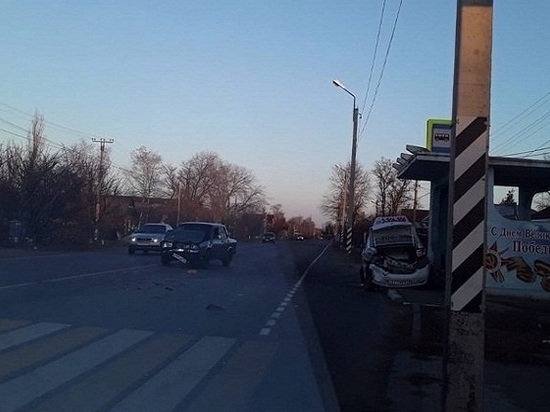 Два человека пострадали при ДТП с участием такси в Ростовской области