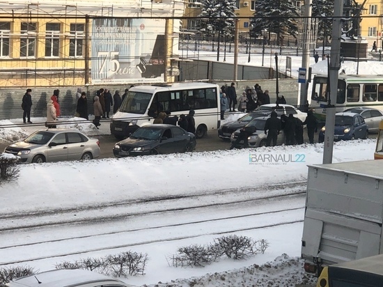 Посреди дороги в Барнауле силовики провели задержание