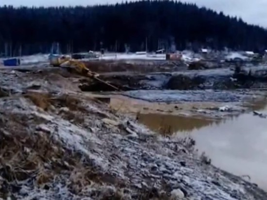 Из-за загрязнения реки после прорыва дамб под Красноярском возбуждено дело