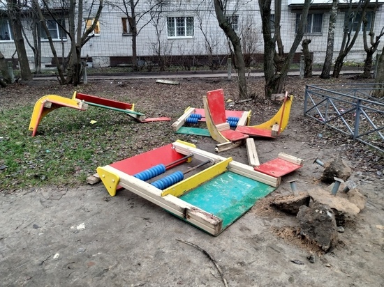 В Твери хулиганы сломали детскую площадку
