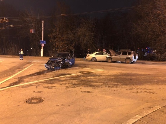 В Твери у медицинского университета столкнулись три автомобиля