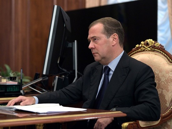 Медведев о предложении Гергиева: Я тоже пел, но вовремя ушел