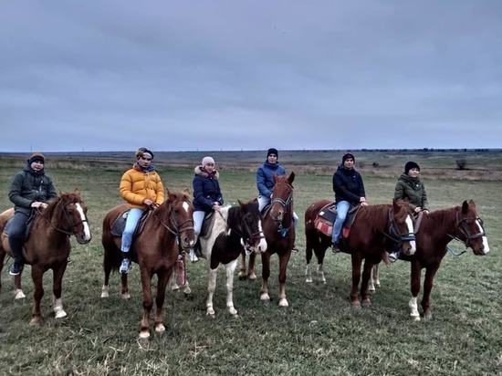 В столице Калмыкии приглашают на конную прогулку