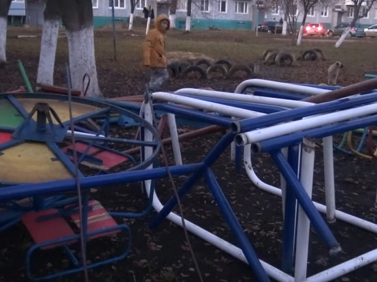 Детскую площадку, подаренную двору за победу в конкурсе, снесли под Тулой