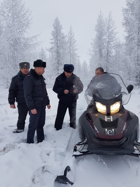 В Новом Уренгое сотрудники ГИБДД начали проверять снегоходы