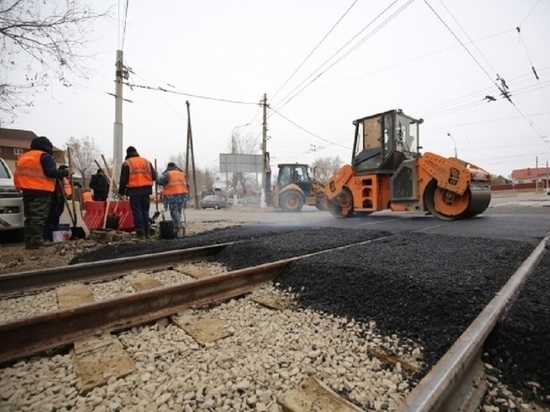 В Волгограде в Ворошиловском районе ремонтируют трамвайный переезд