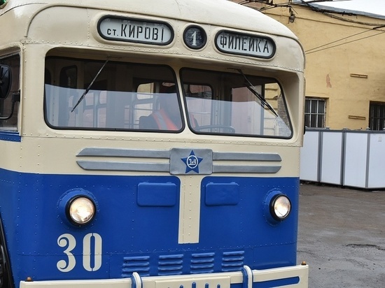 В Кирове восстановили троллейбус прошлого века и запустили его по улицам