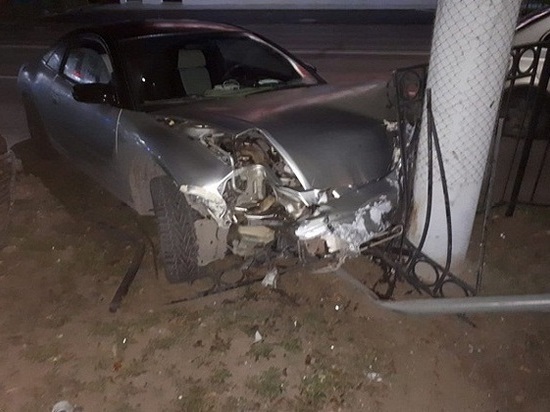 Автомобиль врезался в столб в Таганроге