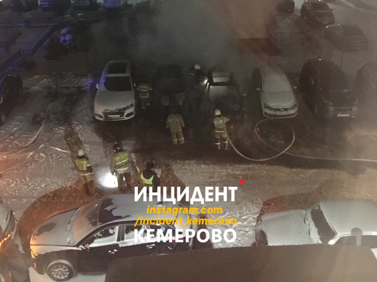 Крупный пожар уничтожил несколько автомобилей в Кемерове