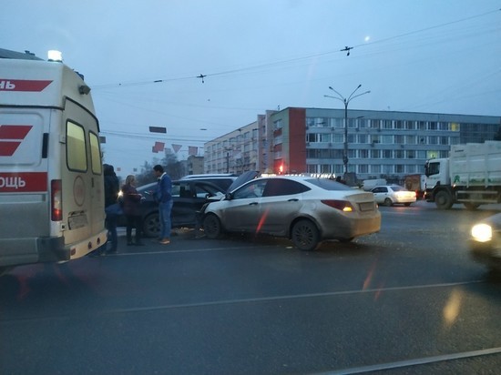 Трое пострадали в ДТП на площади Капошвара в Твери