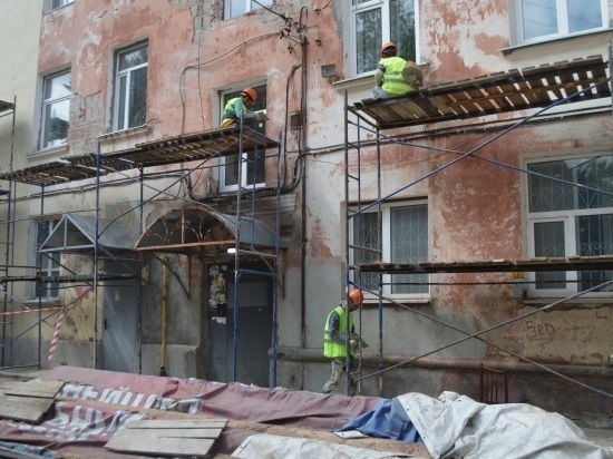 В соответствии с ранее утверждёнными региональной и муниципальной программами в городском округе Серпухов продолжается ремонт общего имущества многоквартирных домов.