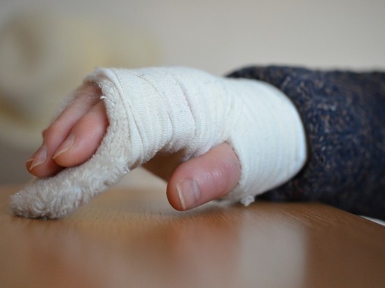Более дюжины ребятишек получили переломы в Кемерове за выходные