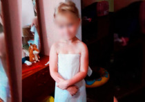 В Крыму во время похорон 5-летней девочки, в убийстве которой признался отчим, от ее матери потребовали встать на колени перед гробом и просить прощения у ребенка